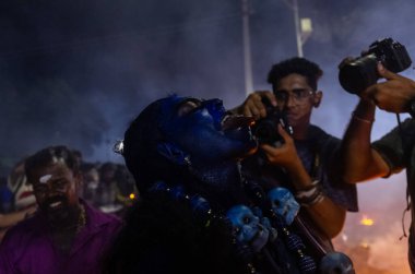 Kulashekharapatnam, Tamilnadu, Hindistan - 12 Ekim 2024: Kulasai, boyalı yüzlü Hindu dindar portresi ve kulasai dasara festivalinin gece ayinlerini gerçekleştirmek için bir tarikat karakteri gibi giyinmiş.