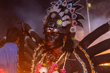 Kulashekharapatnam, Tamilnadu, Hindistan - 12 Ekim 2024: Kulasai, boyalı yüzlü Hindu dindar portresi ve kulasai dasara festivalinin gece ayinlerini gerçekleştirmek için bir tarikat karakteri gibi giyinmiş.