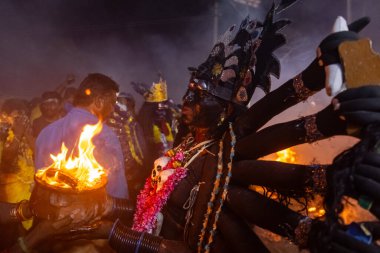 Kulashekharapatnam, Tamilnadu, Hindistan - 12 Ekim 2024: Kulasai, boyalı yüzlü Hindu dindar portresi ve kulasai dasara festivalinin gece ayinlerini gerçekleştirmek için bir tarikat karakteri gibi giyinmiş.