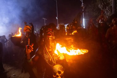 Kulashekharapatnam, Tamilnadu, Hindistan - 12 Ekim 2024: Kulasai, boyalı yüzlü Hindu dindar portresi ve kulasai dasara festivalinin gece ayinlerini gerçekleştirmek için bir tarikat karakteri gibi giyinmiş.