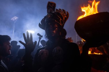 Kulashekharapatnam, Tamilnadu, Hindistan - 12 Ekim 2024: Kulasai, boyalı yüzlü Hindu dindar portresi ve kulasai dasara festivalinin gece ayinlerini gerçekleştirmek için bir tarikat karakteri gibi giyinmiş.