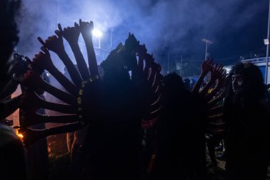 Kulashekharapatnam, Tamilnadu, Hindistan - 12 Ekim 2024: Kulasai, boyalı yüzlü Hindu dindar portresi ve kulasai dasara festivalinin gece ayinlerini gerçekleştirmek için bir tarikat karakteri gibi giyinmiş.