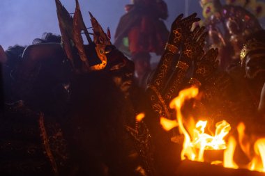 Kulashekharapatnam, Tamilnadu, Hindistan - 12 Ekim 2024: Kulasai, boyalı yüzlü Hindu dindar portresi ve kulasai dasara festivalinin gece ayinlerini gerçekleştirmek için bir tarikat karakteri gibi giyinmiş.