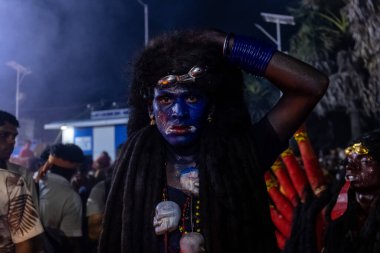 Kulashekharapatnam, Tamilnadu, Hindistan - 12 Ekim 2024: Kulasai, boyalı yüzlü Hindu dindar portresi ve kulasai dasara festivalinin gece ayinlerini gerçekleştirmek için bir tarikat karakteri gibi giyinmiş.