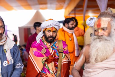 Prayagraj, Uttar Pradesh, Hindistan - 15 Ocak 2025: Mahakumbh, ibadeti gerçekleştirmek ve kış sabahı ayinleri gerçekleştirmek için,.