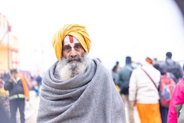 Prayagraj, Uttar Pradesh, Hindistan - 15 Ocak 2025: Mahakumbh, ibadeti gerçekleştirmek ve kış sabahı ayinleri gerçekleştirmek için,.
