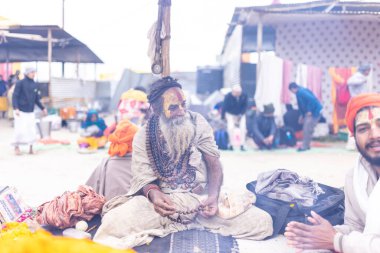 Prayagraj, Uttar Pradesh, Hindistan - 15 Ocak 2025: Mahakumbh, Pereagraj 'da kışın ibadet ve ayinleri gerçekleştirmek için kumbh mela' ya katılan kutsal dindarların portresi.