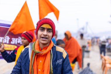 Prayagraj, Uttar Pradesh, Hindistan - 15 Ocak 2025: Mahakumbh, Kutsal Brahmin gurukul öğrencileri grubu, ibadeti gerçekleştirmek ve ibadet etmek için Pereagraj 'da kumbh mela' ya katılıyor..