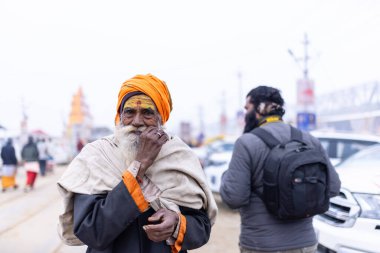 Prayagraj, Uttar Pradesh, Hindistan - 15 Ocak 2025: Mahakumbh, erkek sadhu grubu, kış sabahları ibadet etmek ve ayinleri gerçekleştirmek için.