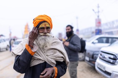 Prayagraj, Uttar Pradesh, Hindistan - 15 Ocak 2025: Mahakumbh, erkek sadhu grubu, kış sabahları ibadet etmek ve ayinleri gerçekleştirmek için.