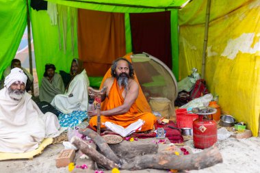 Prayagraj, Uttar Pradesh, Hindistan - 15 Ocak 2025: Mahakumbh, Kış sabahı ibadet ve ayinleri gerçekleştirmek için.