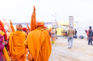 Prayagraj, Uttar Pradesh, Hindistan - 15 Ocak 2025: Mahakumbh, erkek sadhu grubu, kış sabahları ibadet etmek ve ayinleri gerçekleştirmek için.