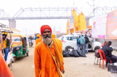 Prayagraj, Uttar Pradesh, Hindistan - 15 Ocak 2025: Mahakumbh, erkek sadhu grubu, kış sabahları ibadet etmek ve ayinleri gerçekleştirmek için.