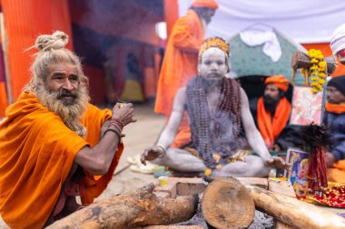 Prayagraj, Uttar Pradesh, Hindistan - 15 Ocak 2025: Mahakumbh, Kış sabahı ibadet ve ayinleri gerçekleştirmek için.
