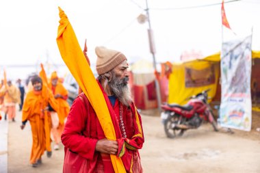 Prayagraj, Uttar Pradesh, Hindistan - 15 Ocak 2025: Mahakumbh, erkek sadhu grubu, kış sabahları ibadet etmek ve ayinleri gerçekleştirmek için.
