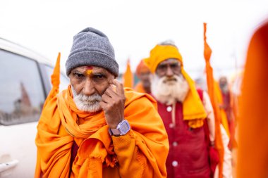 Prayagraj, Uttar Pradesh, Hindistan - 15 Ocak 2025: Mahakumbh, erkek sadhu grubu, kış sabahları ibadet etmek ve ayinleri gerçekleştirmek için.