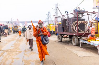 Prayagraj, Uttar Pradesh, Hindistan - 15 Ocak 2025: Mahakumbh, erkek sadhu grubu, kış sabahları ibadet etmek ve ayinleri gerçekleştirmek için.