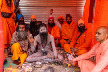 Prayagraj, Uttar Pradesh, Hindistan - 15 Ocak 2025: Mahakumbh, Kış sabahı ibadet ve ayinleri gerçekleştirmek için.