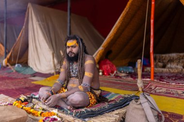 Prayagraj, Uttar Pradesh, Hindistan - 15 Ocak 2025: Mahakumbh, Kış sabahı ibadet ve ayinleri gerçekleştirmek için.