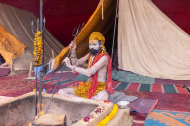 Prayagraj, Uttar Pradesh, Hindistan - 15 Ocak 2025: Mahakumbh, Kış sabahı ibadet ve ayinleri gerçekleştirmek için.