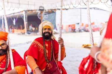 Prayagraj, Uttar Pradesh, Hindistan - 15 Ocak 2025: Mahakumbh, ibadeti gerçekleştirmek ve kış sabahı ayinleri gerçekleştirmek için,.