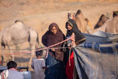 Puşkar, Rajasthan, Hindistan - 10 Kasım 2024: Kimliği belirsiz Hintli Rajasthani kadınlarının portresi.