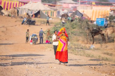 Puşkar, Rajasthan, Hindistan - 10 Kasım 2024: Pushkar Deve Fuarı 'nda kimliği belirsiz Hintli Rajasthani kadınlarının portresi.