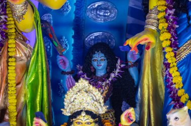 Navratri için dekore edilmiş güzel el yapımı renkli bir tanrıça Durga idolü, renkli pandallarda canlı geleneksel kıyafetler, karmaşık mücevherler ve ilahi ifadeler içeriyor..