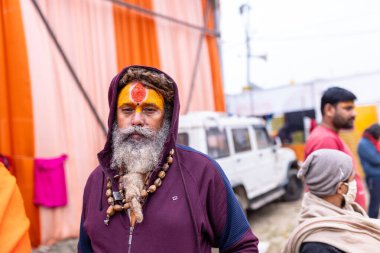Prayagraj, Uttar Pradesh, Hindistan - 15 Ocak 2025: Mahakumbh, bir grup kutsal erkek sadhu namaz kılmak ve kış sabahı ayinlerini gerçekleştirmek için.