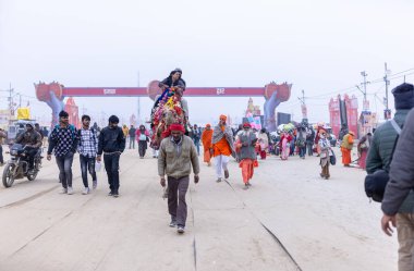 Prayagraj, Uttar Pradesh, Hindistan - 15 Ocak 2025: Mahakumbh, bir grup kutsal erkek sadhu namaz kılmak ve kış sabahı ayinlerini gerçekleştirmek için.