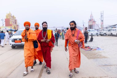 Prayagraj, Uttar Pradesh, Hindistan - 15 Ocak 2025: Mahakumbh, bir grup kutsal erkek sadhu namaz kılmak ve kış sabahı ayinlerini gerçekleştirmek için.