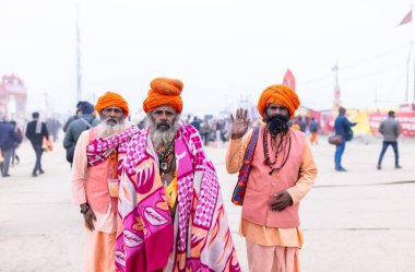 Prayagraj, Uttar Pradesh, Hindistan - 15 Ocak 2025: Mahakumbh, bir grup kutsal erkek sadhu namaz kılmak ve kış sabahı ayinlerini gerçekleştirmek için.