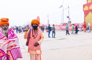 Prayagraj, Uttar Pradesh, Hindistan - 15 Ocak 2025: Mahakumbh, bir grup kutsal erkek sadhu namaz kılmak ve kış sabahı ayinlerini gerçekleştirmek için.