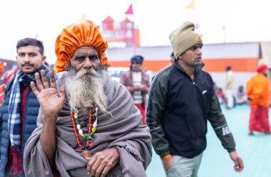 Prayagraj, Uttar Pradesh, Hindistan - 15 Ocak 2025: Mahakumbh, bir grup kutsal erkek sadhu namaz kılmak ve kış sabahı ayinlerini gerçekleştirmek için.