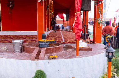 Renkli çiçek ve yapılarla çevrili dekoratif çeşme