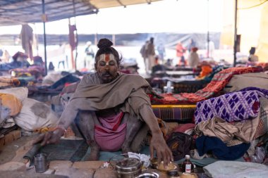 Prayagraj, Uttar Pradesh, Hindistan - 15 Ocak 2025: Mahakumbh, bir grup kutsal erkek sadhu namaz kılmak ve kış sabahı ayinlerini gerçekleştirmek için.