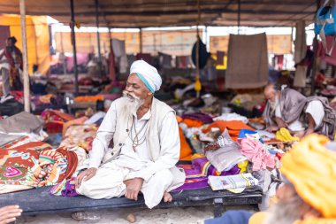 Prayagraj, Uttar Pradesh, Hindistan - 15 Ocak 2025: Mahakumbh, bir grup kutsal erkek sadhu namaz kılmak ve kış sabahı ayinlerini gerçekleştirmek için.