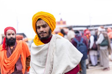 Prayagraj, Uttar Pradesh, Hindistan - 15 Ocak 2025: Mahakumbh, bir grup kutsal erkek sadhu namaz kılmak ve kış sabahı ayinlerini gerçekleştirmek için.