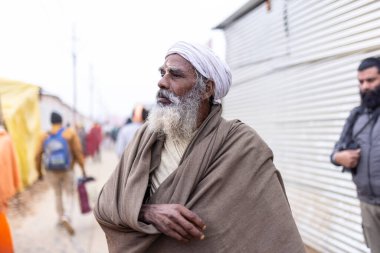 Prayagraj, Uttar Pradesh, Hindistan - 15 Ocak 2025: Mahakumbh, bir grup kutsal erkek sadhu namaz kılmak ve kış sabahı ayinlerini gerçekleştirmek için.