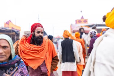 Prayagraj, Uttar Pradesh, Hindistan - 15 Ocak 2025: Mahakumbh, bir grup kutsal erkek sadhu namaz kılmak ve kış sabahı ayinlerini gerçekleştirmek için.
