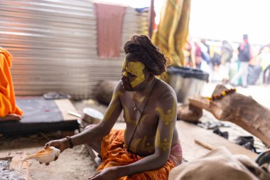 Prayagraj, Uttar Pradesh, Hindistan - 15 Ocak 2025: Mahakumbh, bir grup kutsal erkek sadhu namaz kılmak ve kış sabahı ayinlerini gerçekleştirmek için.