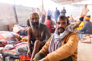 Prayagraj, Uttar Pradesh, Hindistan - 15 Ocak 2025: Mahakumbh, bir grup kutsal erkek sadhu namaz kılmak ve kış sabahı ayinlerini gerçekleştirmek için.