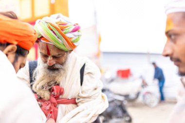 Prayagraj, Uttar Pradesh, Hindistan - 15 Ocak 2025: Mahakumbh, bir grup kutsal erkek sadhu namaz kılmak ve kış sabahı ayinlerini gerçekleştirmek için.