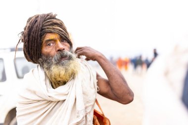 Prayagraj, Uttar Pradesh, Hindistan - 15 Ocak 2025: Mahakumbh, bir grup kutsal erkek sadhu namaz kılmak ve kış sabahı ayinlerini gerçekleştirmek için.