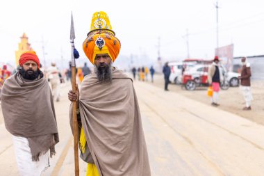 Prayagraj, Uttar Pradesh, Hindistan - 15 Ocak 2025: Mahakumbh, bir grup kutsal erkek sadhu namaz kılmak ve kış sabahı ayinlerini gerçekleştirmek için.