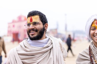 Prayagraj, Uttar Pradesh, Hindistan - 15 Ocak 2025: Mahakumbh, bir grup kutsal erkek sadhu namaz kılmak ve kış sabahı ayinlerini gerçekleştirmek için.