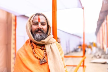 Prayagraj, Uttar Pradesh, Hindistan - 15 Ocak 2025: Mahakumbh, bir grup kutsal erkek sadhu namaz kılmak ve kış sabahı ayinlerini gerçekleştirmek için.