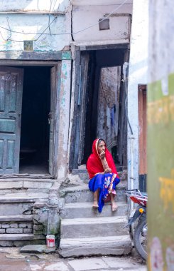 Varanasi, Uttar Pradesh, Hindistan - 22 Mart 2024: Gündüz vakti Varanasi 'nin dar sokaklarında kimliği belirsiz insanların portresi. Varanasi 'nin sokak fotoğrafları çok meşhurdur..