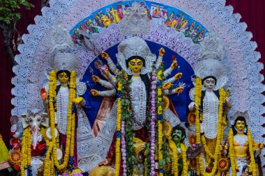 Navratri için dekore edilmiş güzel el yapımı renkli bir tanrıça Durga idolü. Renkli pandallarda canlı geleneksel kıyafetler, karmaşık mücevherler ve ilahi ifadeler içeriyor..