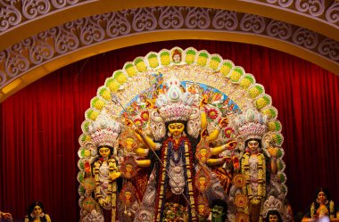 Navratri için dekore edilmiş güzel el yapımı renkli bir tanrıça Durga idolü. Renkli pandallarda canlı geleneksel kıyafetler, karmaşık mücevherler ve ilahi ifadeler içeriyor..